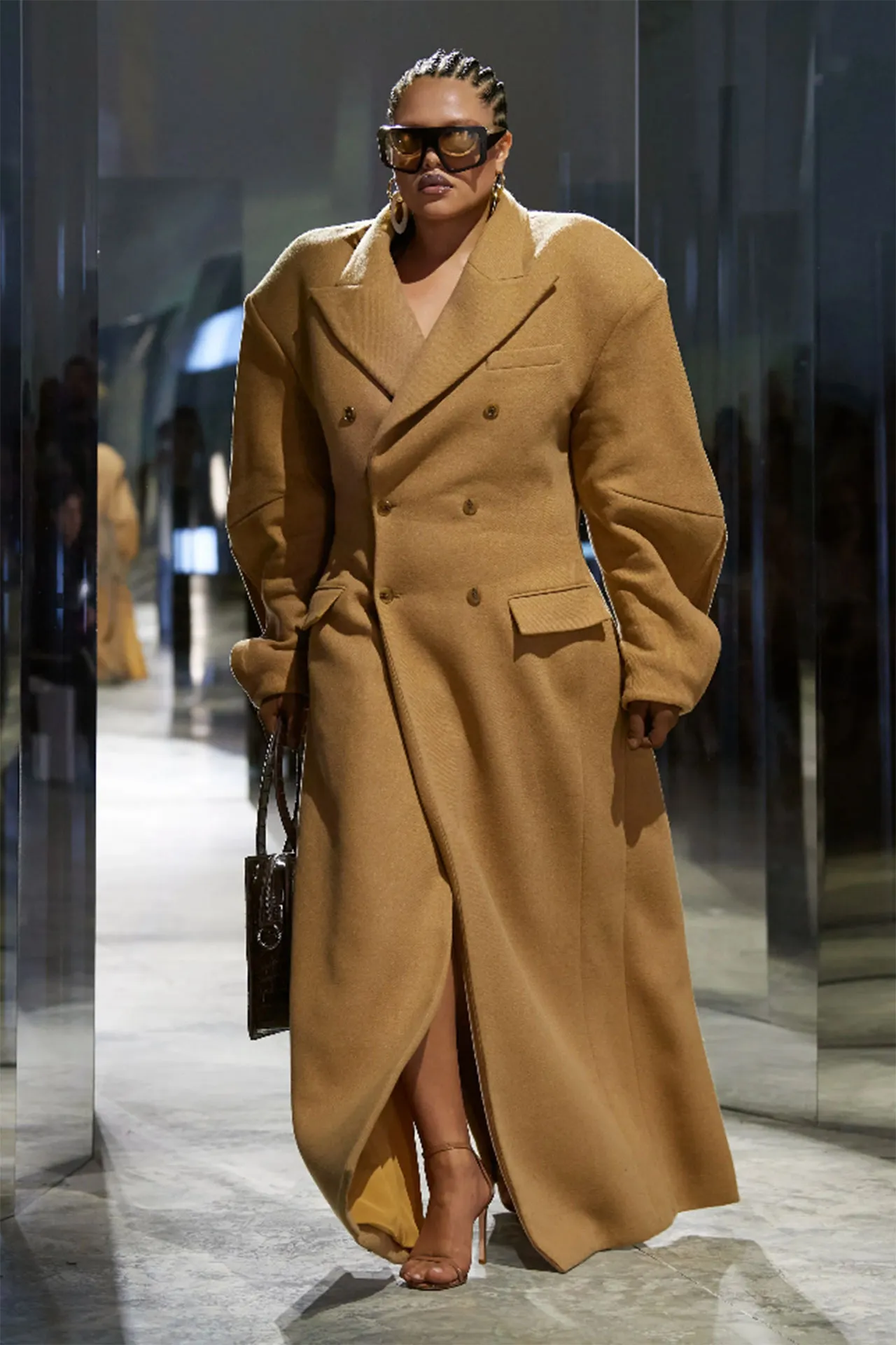 "Mob-Wife" esthetiek op de runway bij Luar herfst/winter 2023