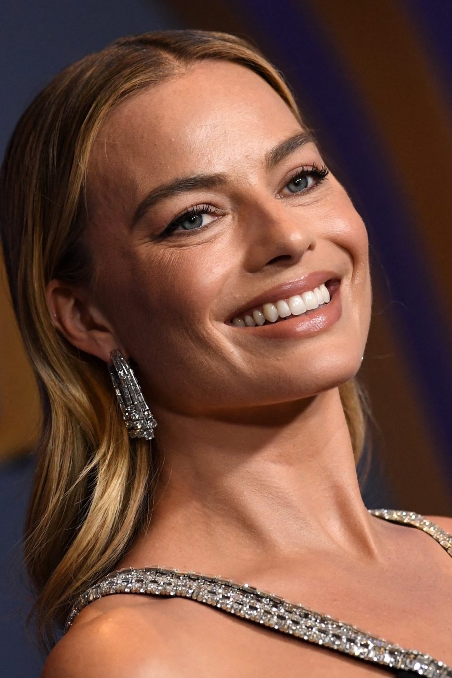 margot-robbie-ruilt-barbiecore-in-voor-een-strakke-zwarte-jurk-bij-de-governors-awards-281665