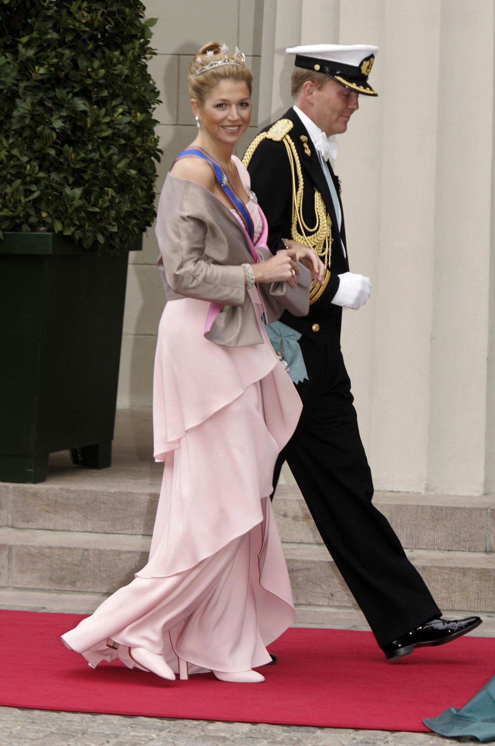 De Nederlandse Máxima en Willem-Alexander op de trouwdag van de Deense royals