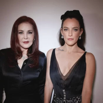 riley-keough-en-priscilla-presley-waren-het-stijlvolste-duo-tijdens-de-emmys-in-matching-chanel-looks-282543