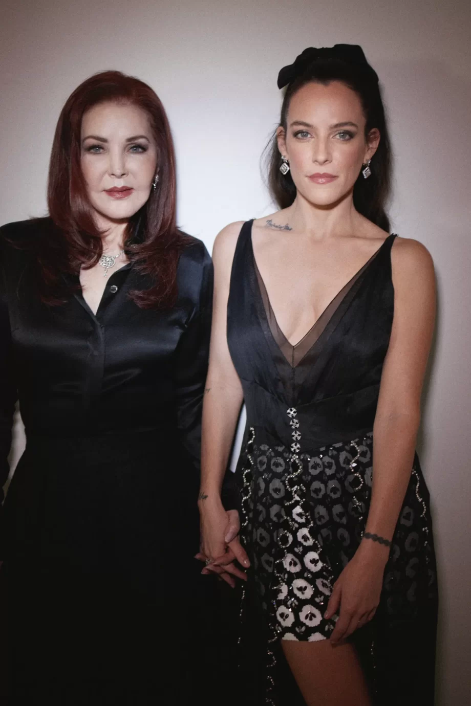 riley-keough-en-priscilla-presley-waren-het-stijlvolste-duo-tijdens-de-emmys-in-matching-chanel-looks-282543