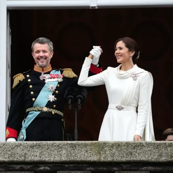 alles-over-de-minimalistische-jurk-die-koningin-mary-droeg-tijdens-haar-kroning-282579