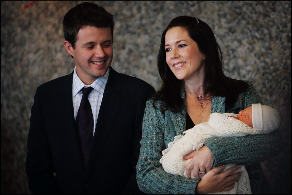 Frederik en Mary met hun eerste kind
