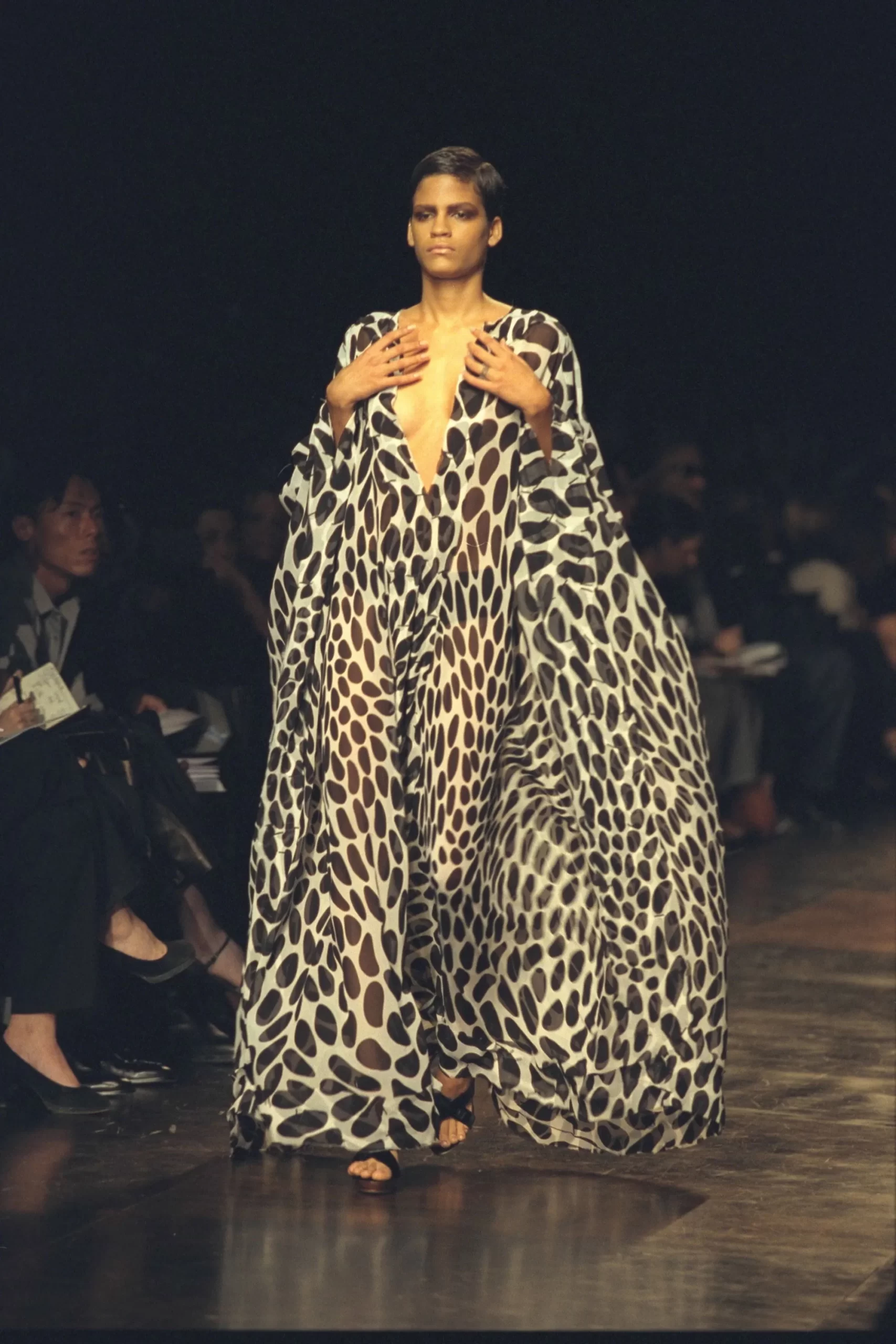 TikTok trend "Mob-Wife" te zien op de catwalk bij Saint Laurent lente/zomer 2002