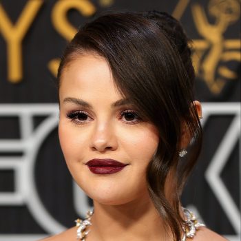 selena-gomez-channelt-naamgenoot-met-opgestoken-haar-en-rode-lippen-bij-de-emmys-282334