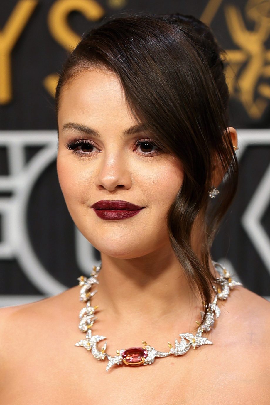 selena-gomez-channelt-naamgenoot-met-opgestoken-haar-en-rode-lippen-bij-de-emmys-282334