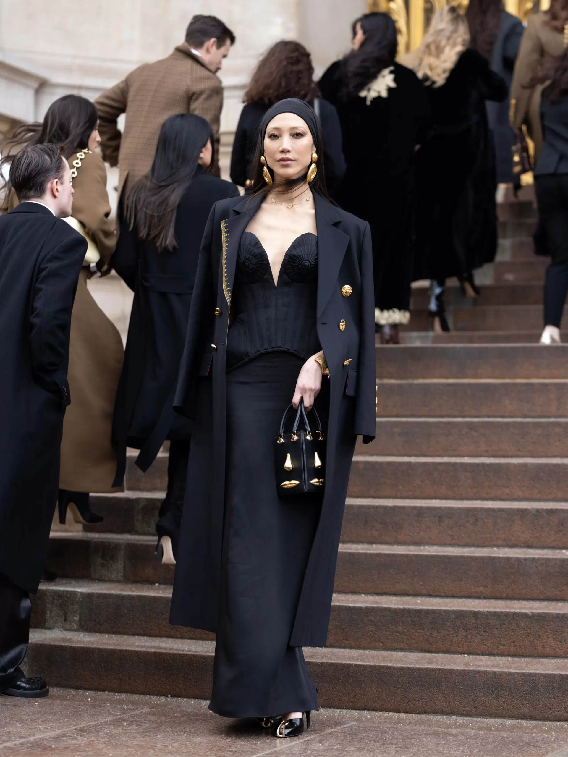 Soo Joo Park bij Schiaparelli is een van de beroemdheden bij Couture Fashion Week lente/zomer 2024