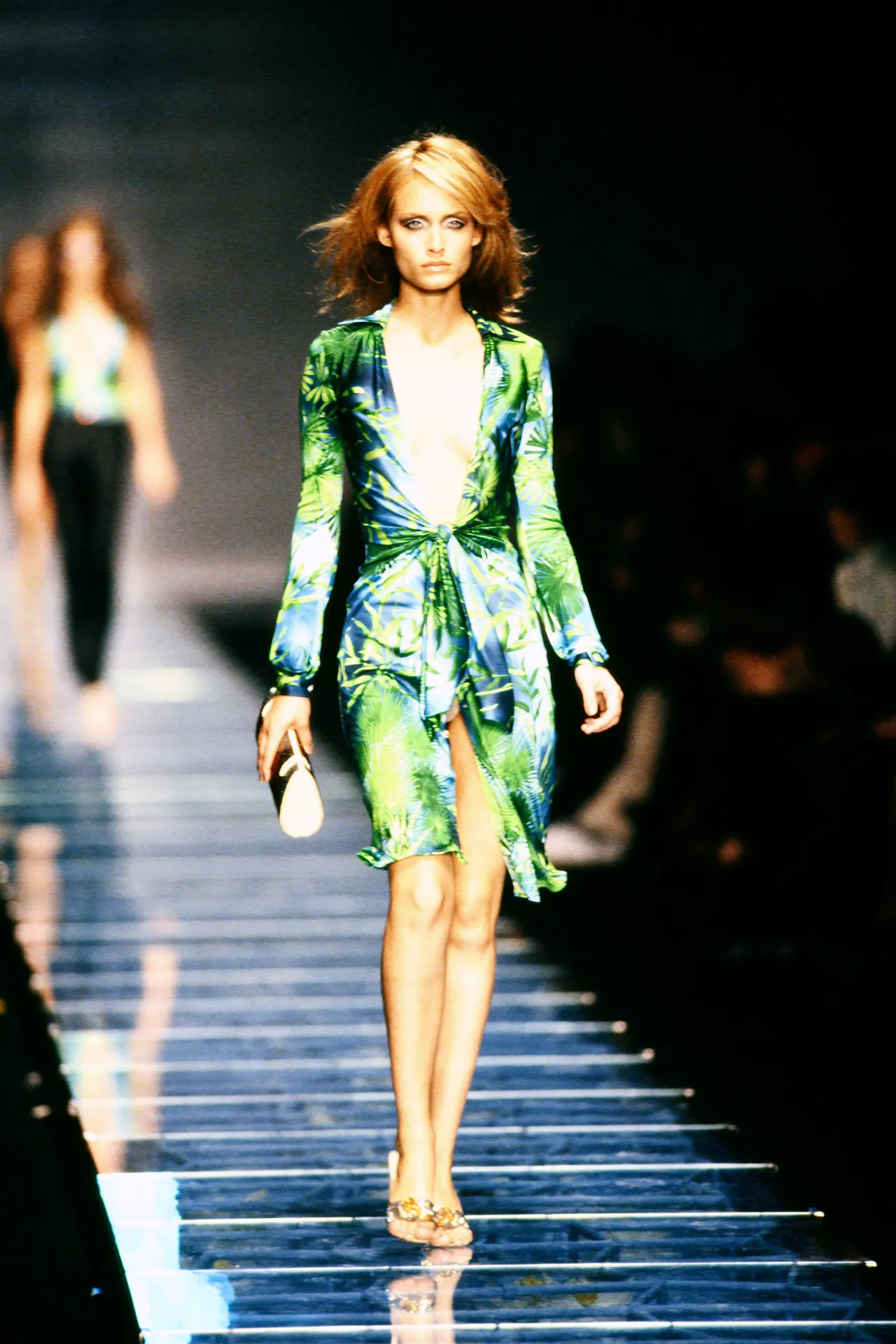 "Mob-Wife" op de runway bij Versace lente/zomer 2000