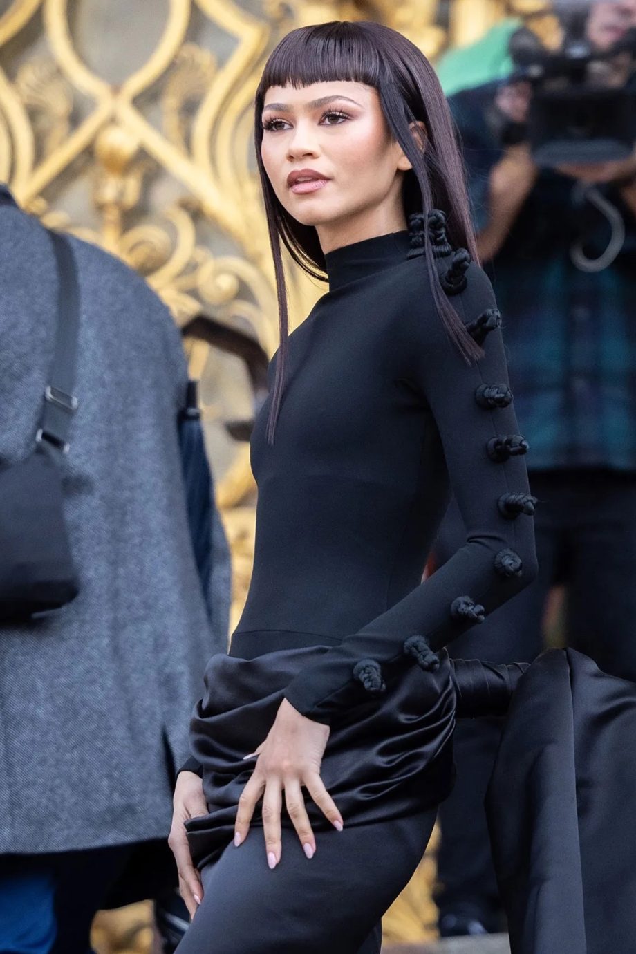 zendaya-debuteert-een-volledig-nieuwe-look-met-micropony-bij-de-schiaparelli-show-283120