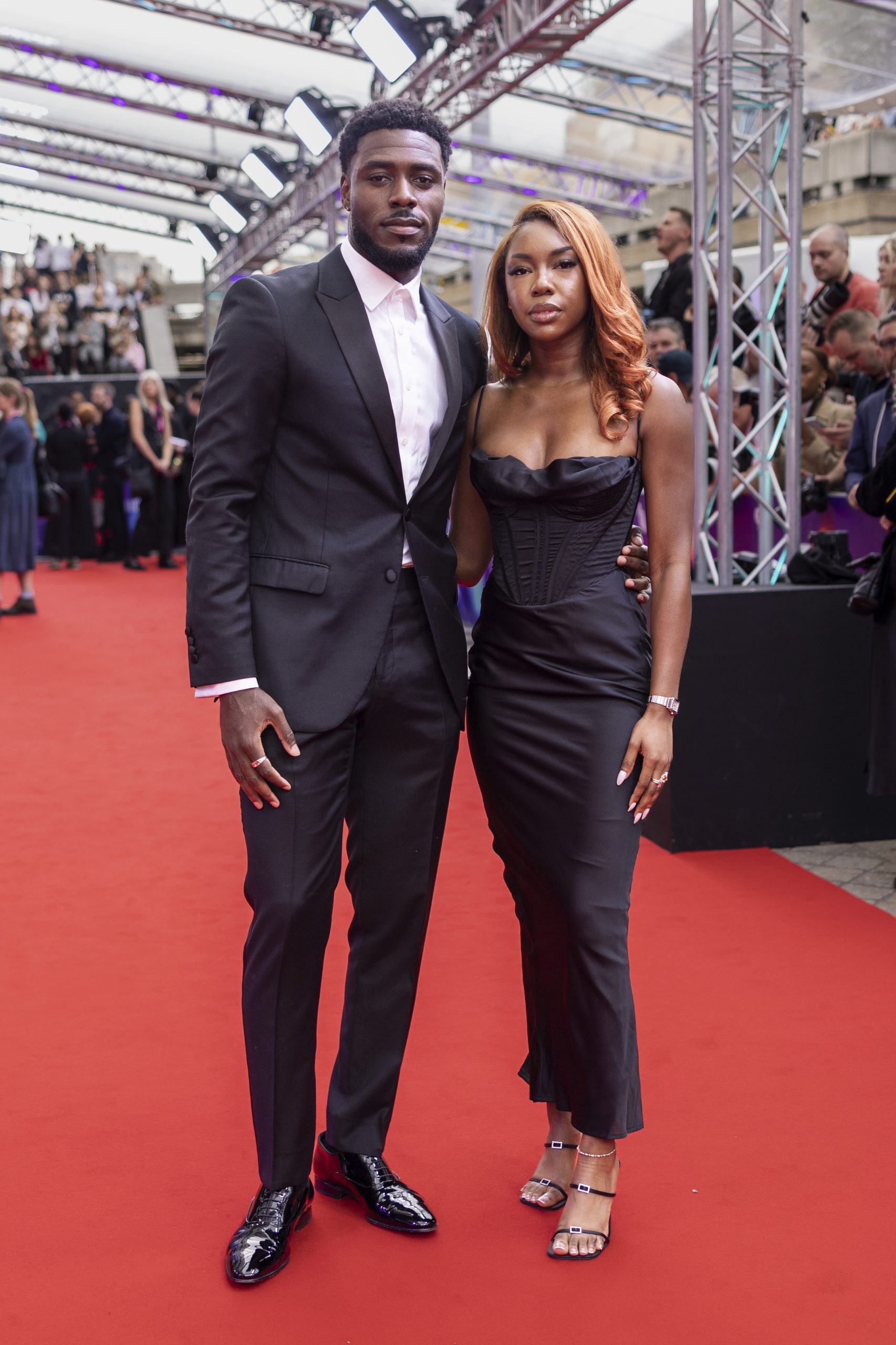 Tega Alexander en Olamide Olowe tijdens de première van de film 'Killers of the Flower Moon' in Londen. 15 content creators om te volgen op TikTok