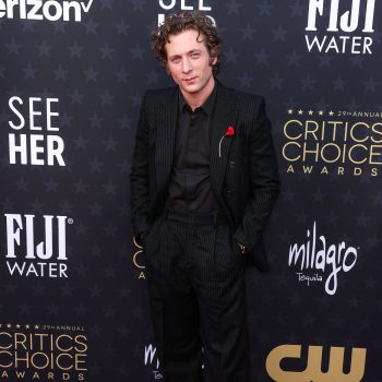 in-de-spotlight-jeremy-allen-white-de-new-yorker-met-een-tijdloze-urban-chique-stijl-287510