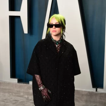 billie-eilish-doet-aan-recycling-met-deze-look-bij-de-costume-designer-guild-awards-287623