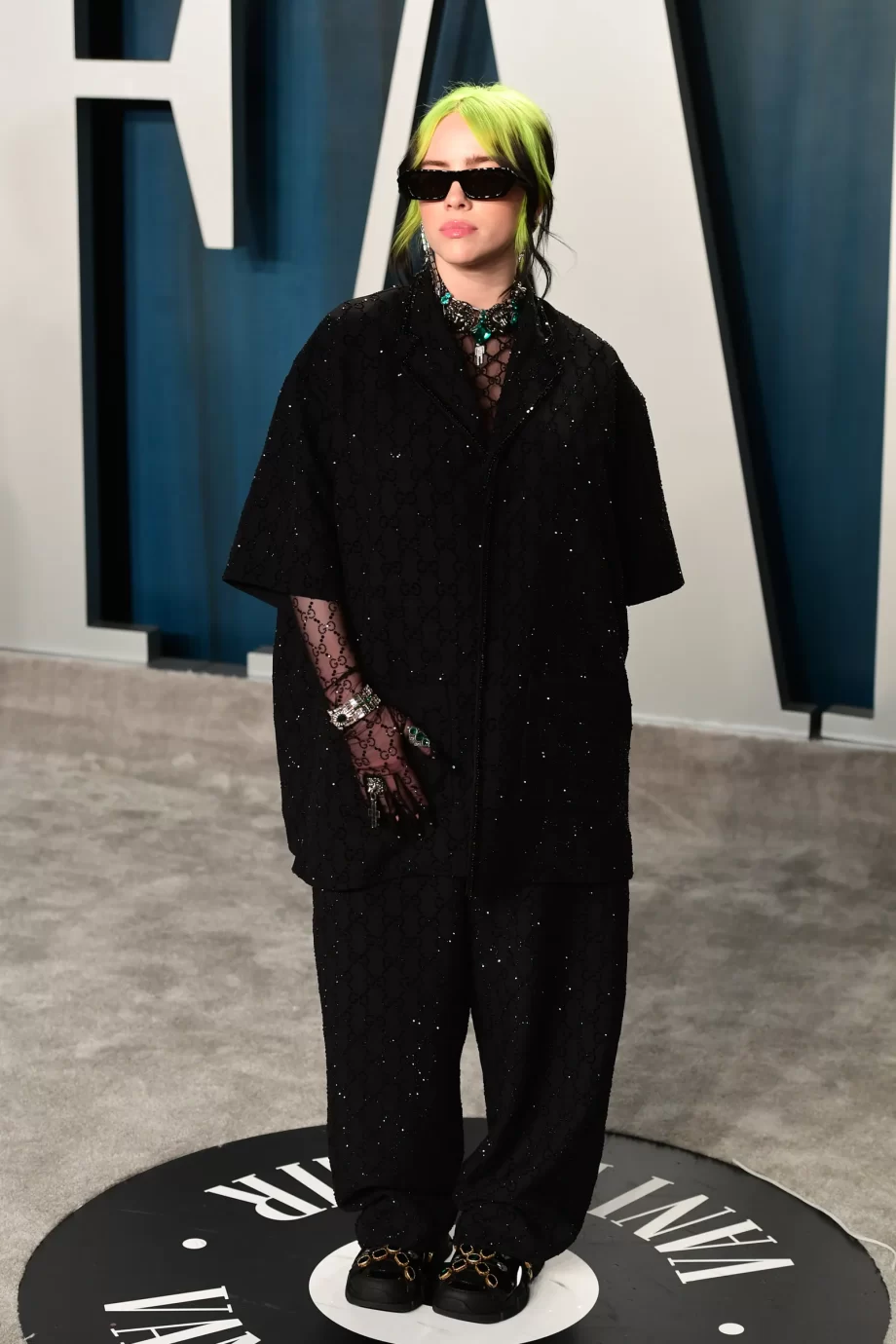 billie-eilish-doet-aan-recycling-met-deze-look-bij-de-costume-designer-guild-awards-287623