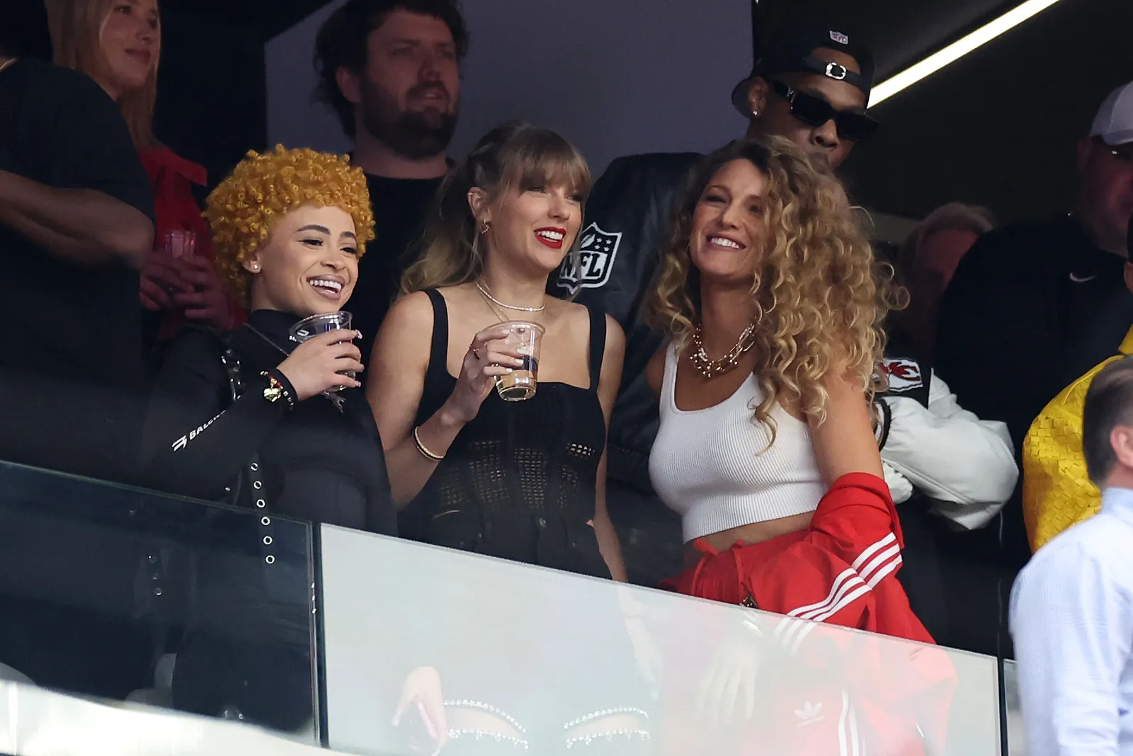 Blake Lively draagt jaren '80 discokrullen bij de Super Bowl