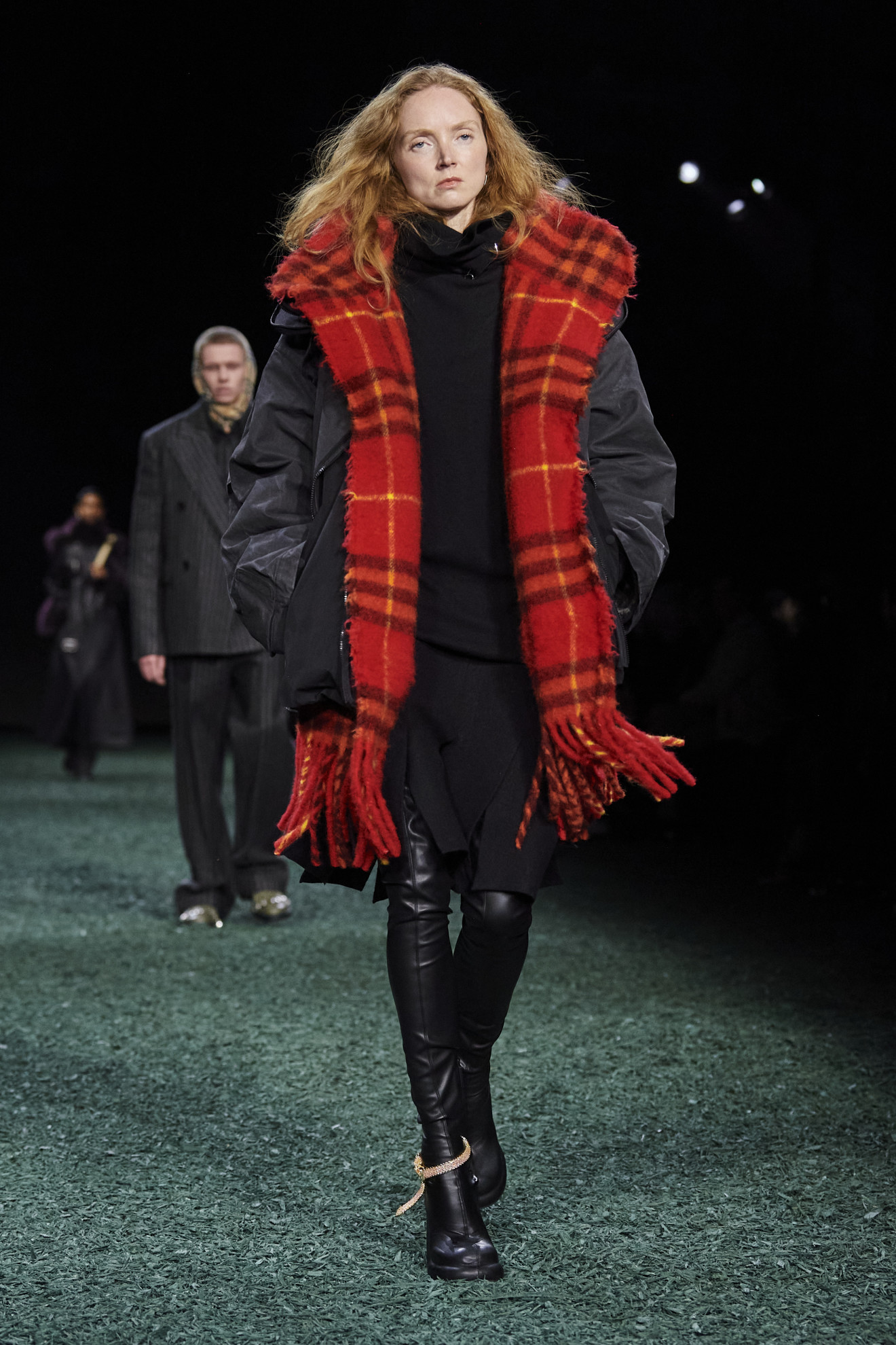 Lily Cole is een van de beroemde modellen op de catwalk bij Burberry herfst/winter 2024