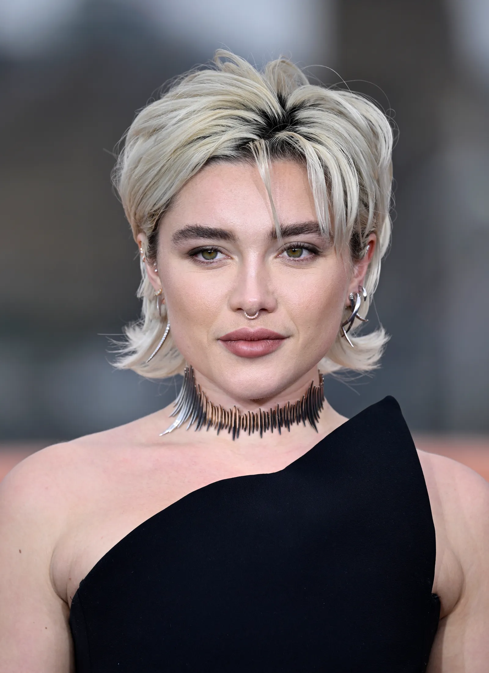 Florence Pugh met haar jaren '80 geïnspireerde kapsel bij de Dune fotosessie in London