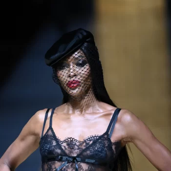 naomi-campbell-in-femme-fatale-glamourlook-op-de-runway-bij-dolce-gabbana-287857