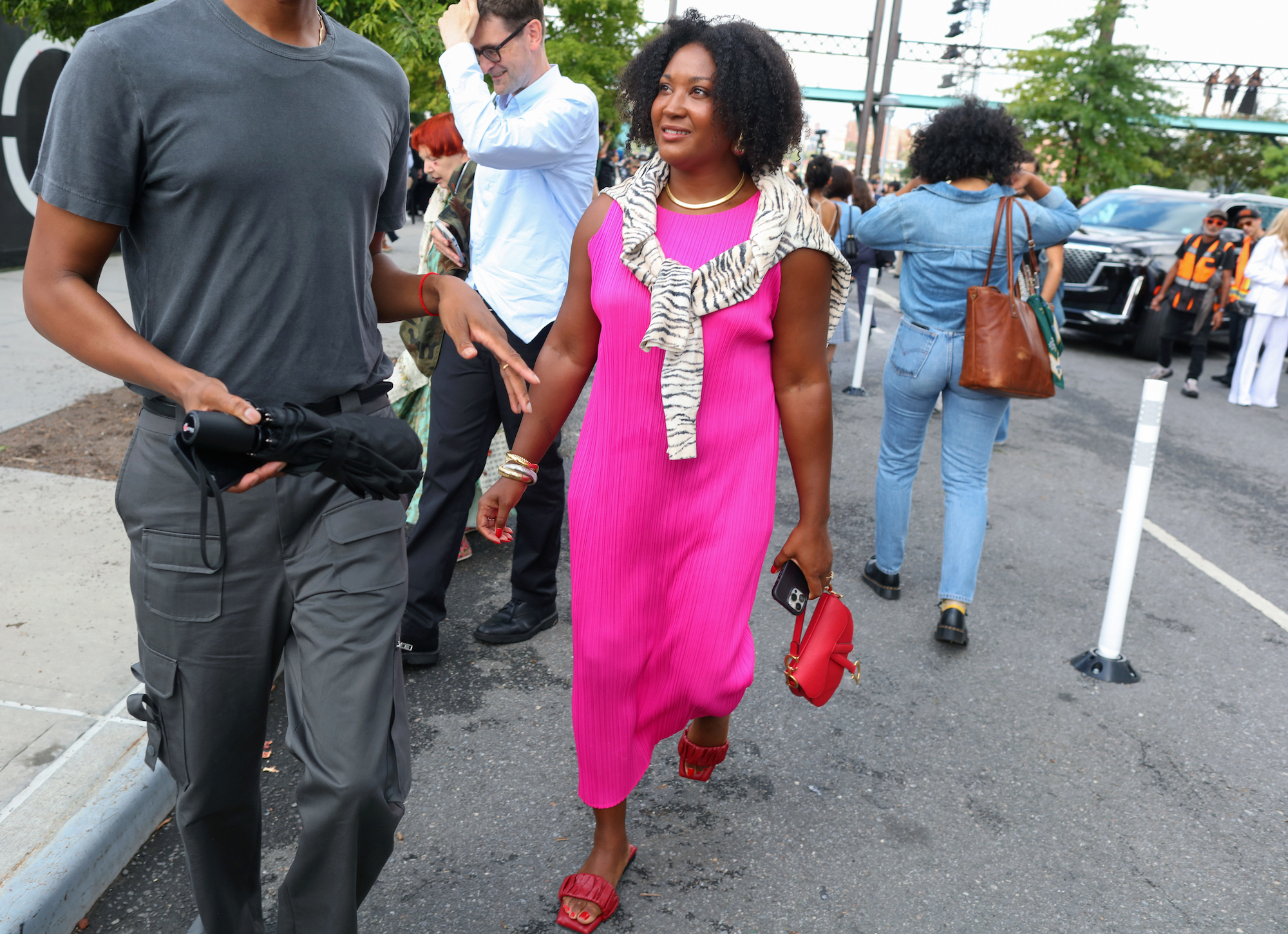 Roze en rode streetstylelooks voor Valentijnsdag