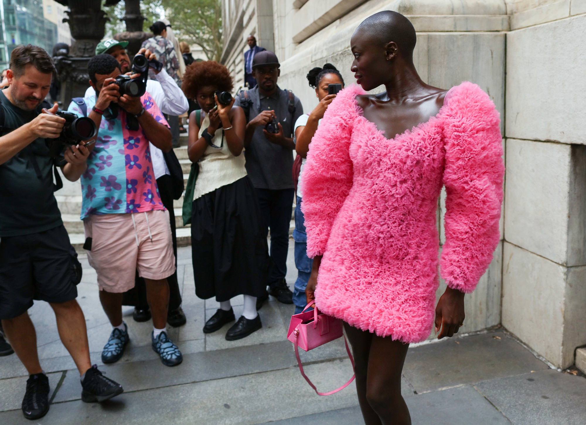 Roze en rode streetstylelooks voor Valentijnsdag