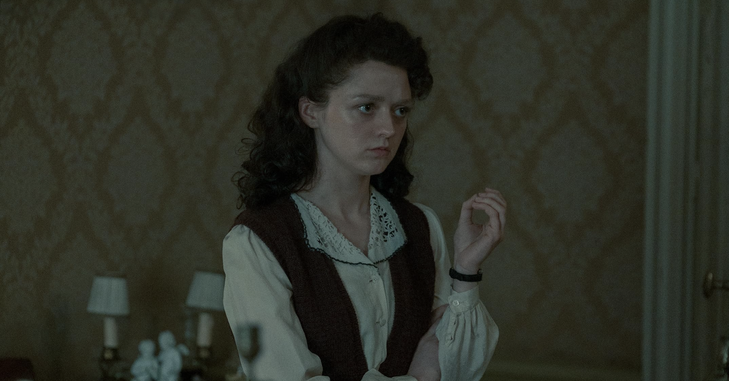 Maisie Williams als Catherine Dior in de serie The New Look