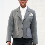 Skall Studio herfst/winter 2024 model met zilveren broche