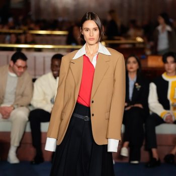 tommy-hilfiger-keert-terug-naar-nyfw-met-zijn-eigen-versie-van-quiet-luxury-zonder-comfort-is-luxe-ver-te-zoeken-285820