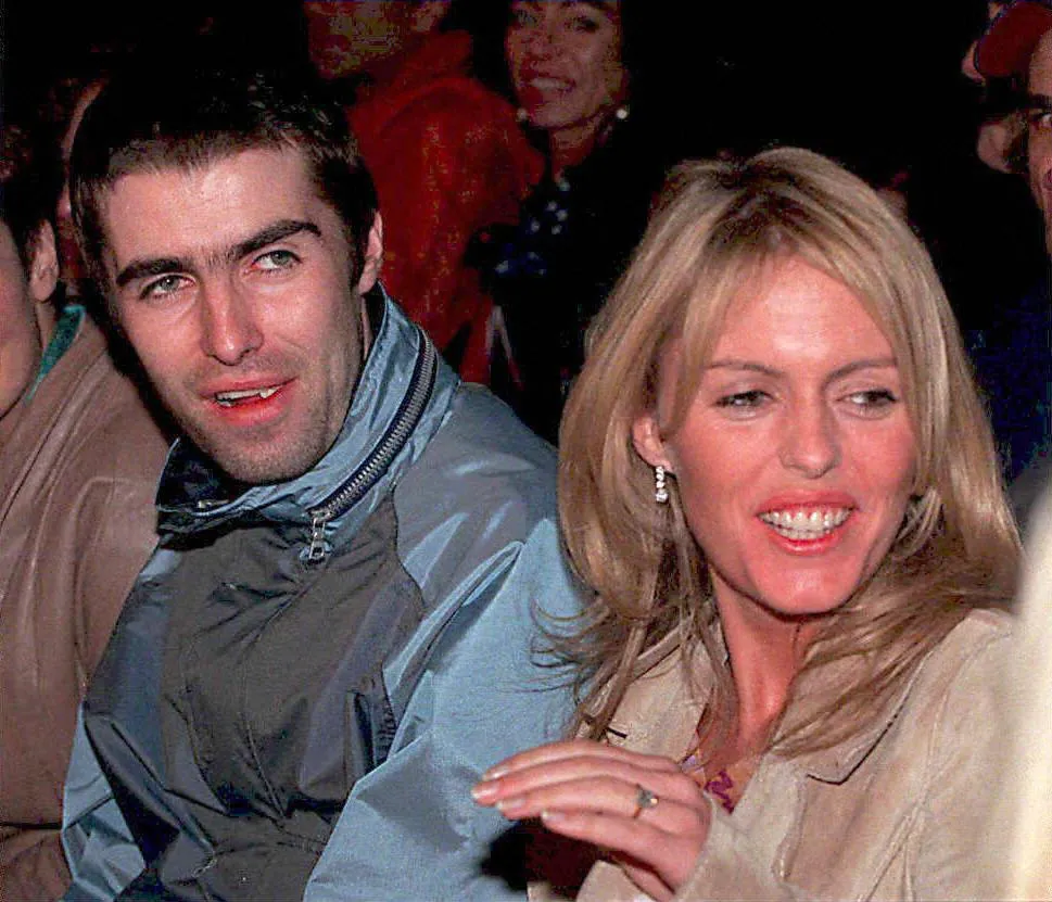 Liam Gallagher en zijn toenmalige vriendin Patsy Kensit bij de Alexander McQueen show in February 1997.