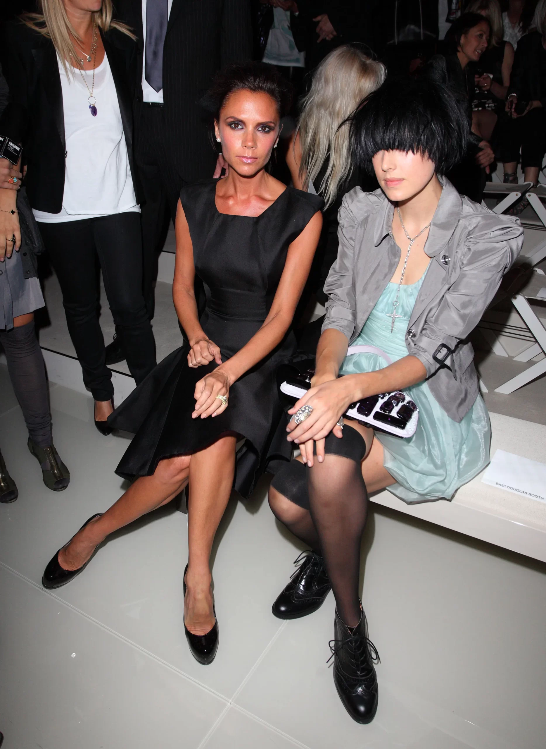 Victoria Beckham en Agyness Deyn bij de Burberry Prorsum show in september 2009.