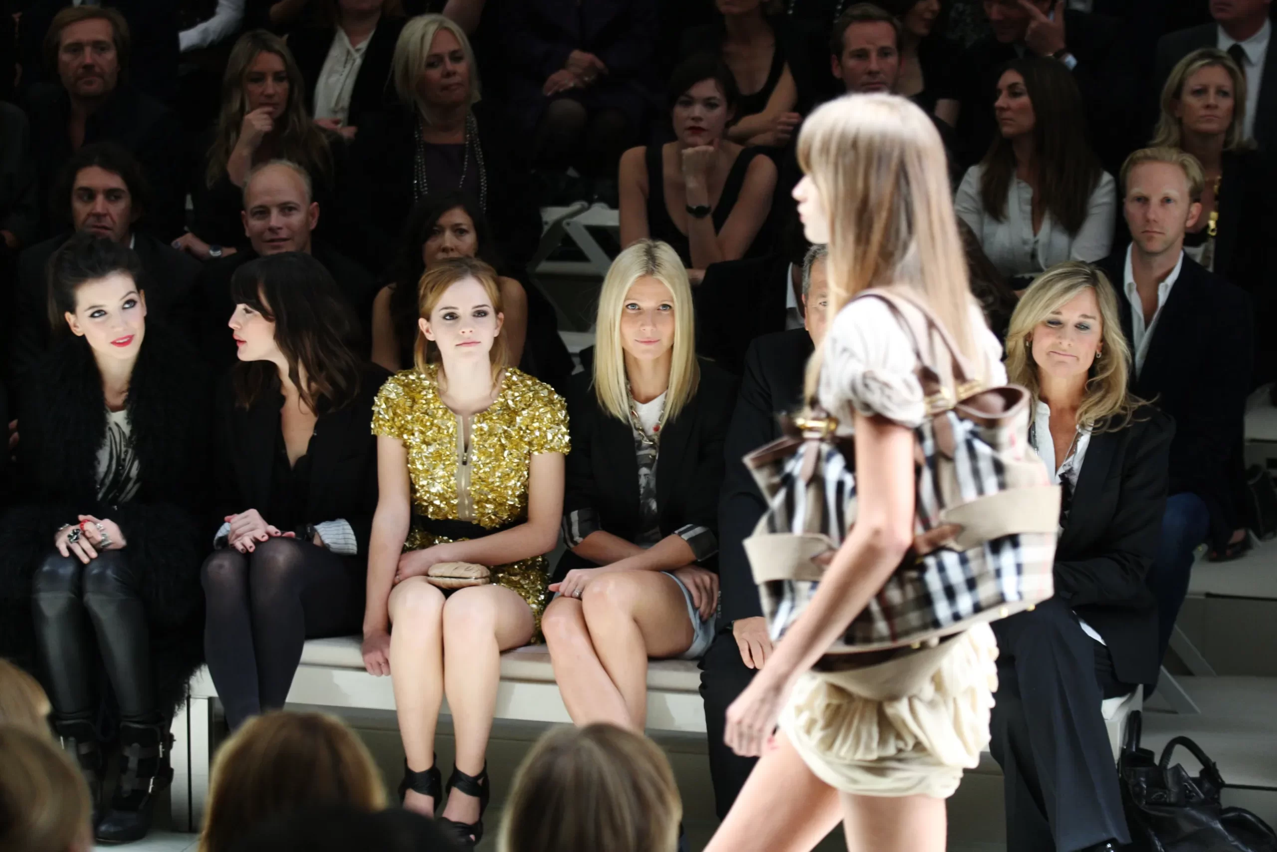 Liv Tyler, Emma Watson en Gwyneth Paltrow kijken naar de Burberry Prorsum lente/zomer 2010-show in de Rootstein Hopkins Parade Ground in september 2009.