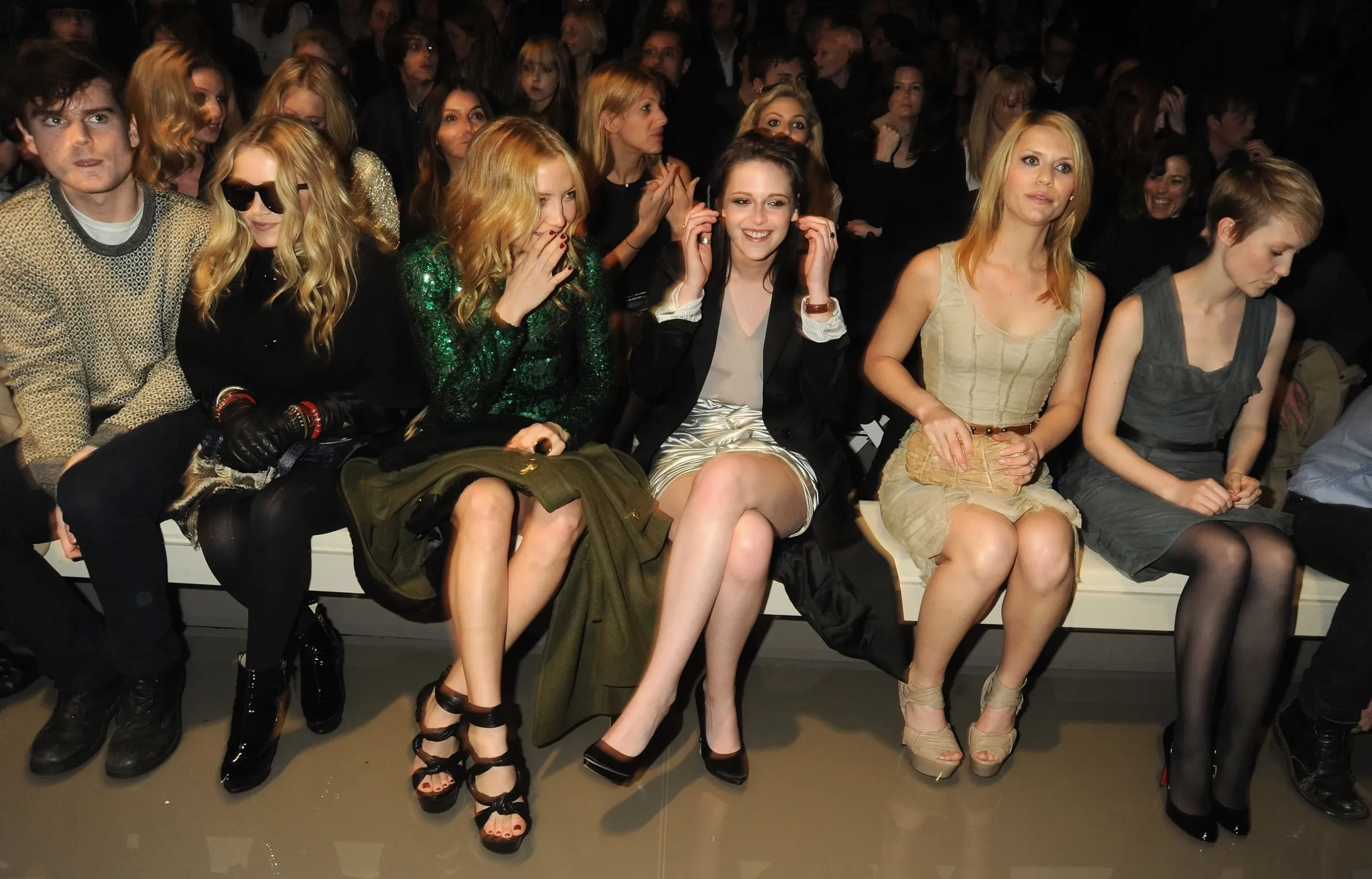 Mary-Kate Olsen, Kate Hudson, Kristen Stewart en Claire Danes zitten front row bij de Burberry Prorsum herfst/winter 2010-show.