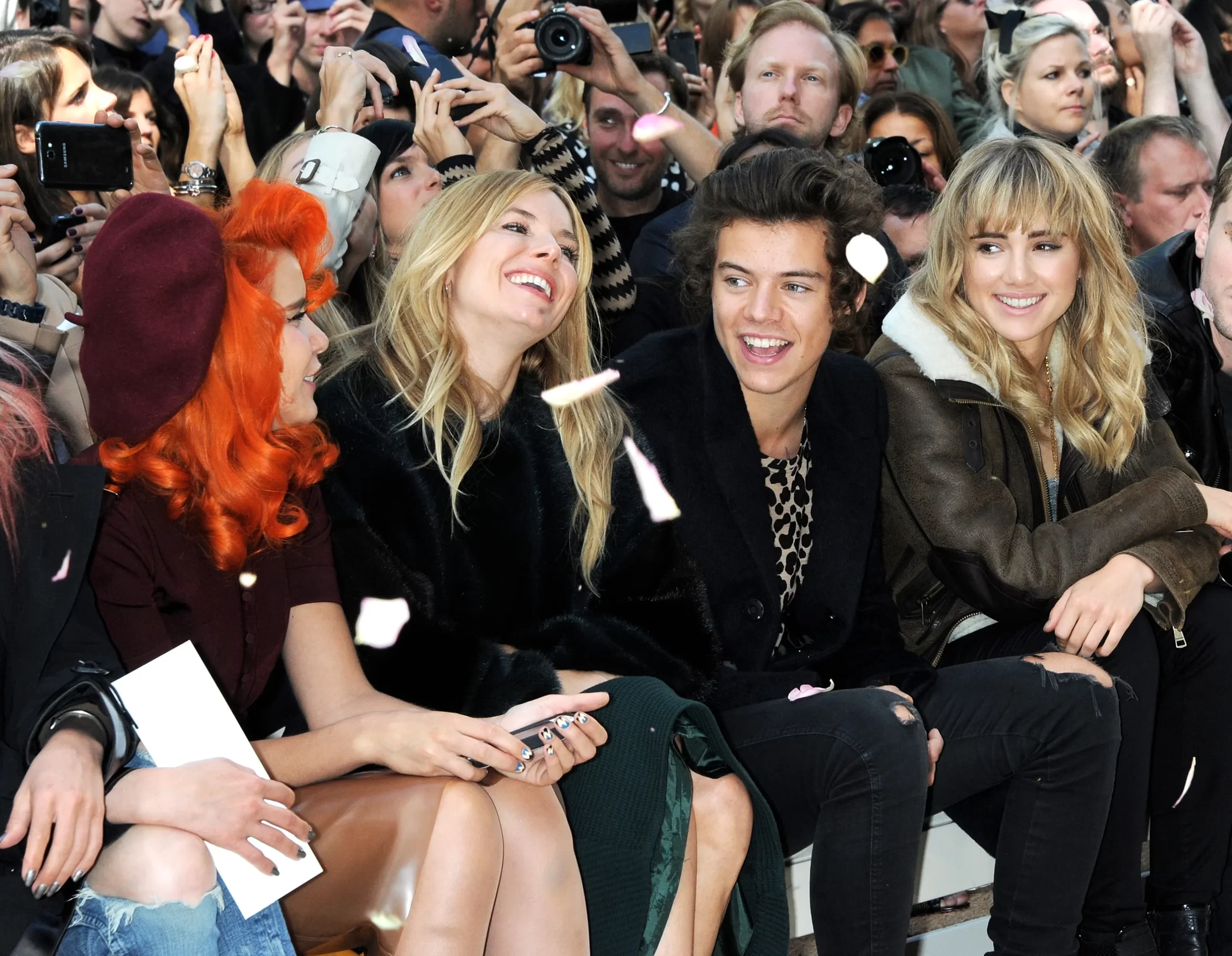 Paloma Faith, Sienna Miller, Harry Styles en Suki Waterhouse zitten vooraan bij de Burberry Prorsum lente/zomer 2014-show tijdens London Fashion Week