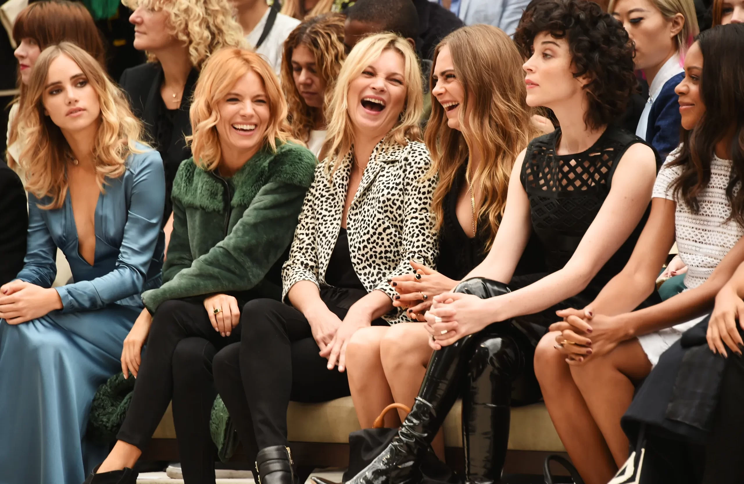 Suki Waterhouse, Sienna Miller, Kate Moss, Cara Delevingne, Annie Clark en Naomie Harris front row bij de Burberry Prorsum lente/zomer 2016-show tijdens London Fashion Week