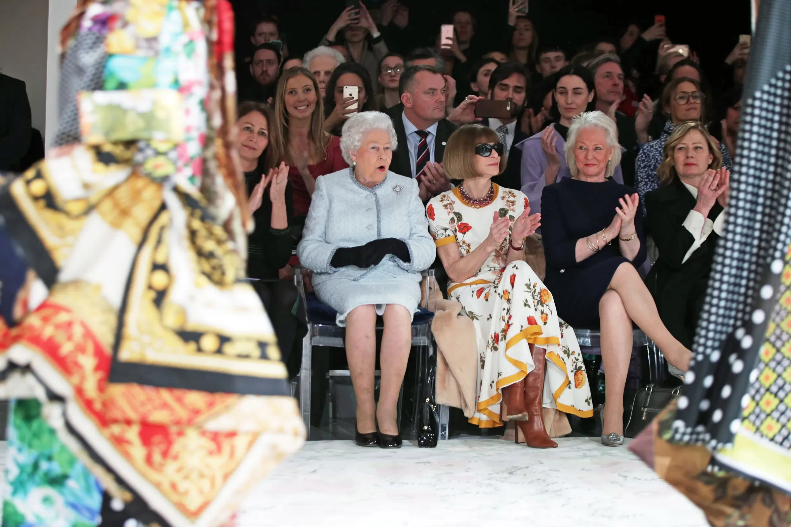 Queen Elizabeth II zit naast Anna Wintour front row bij de Richard Quinn-show tijdens London Fashion Week