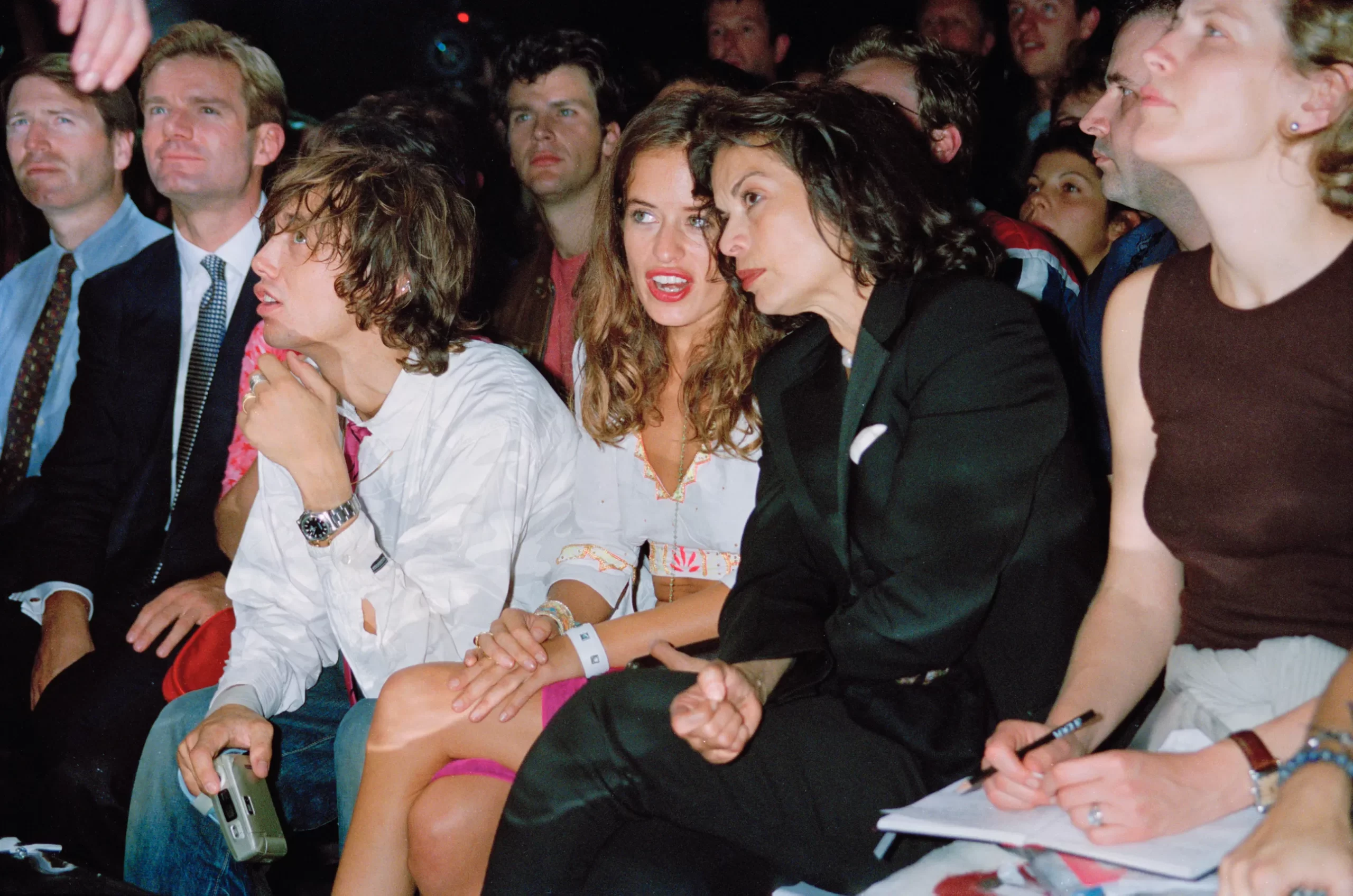Jade Jagger en moeder Bianca Jagger bij de Julien MacDonald show in September 1999.