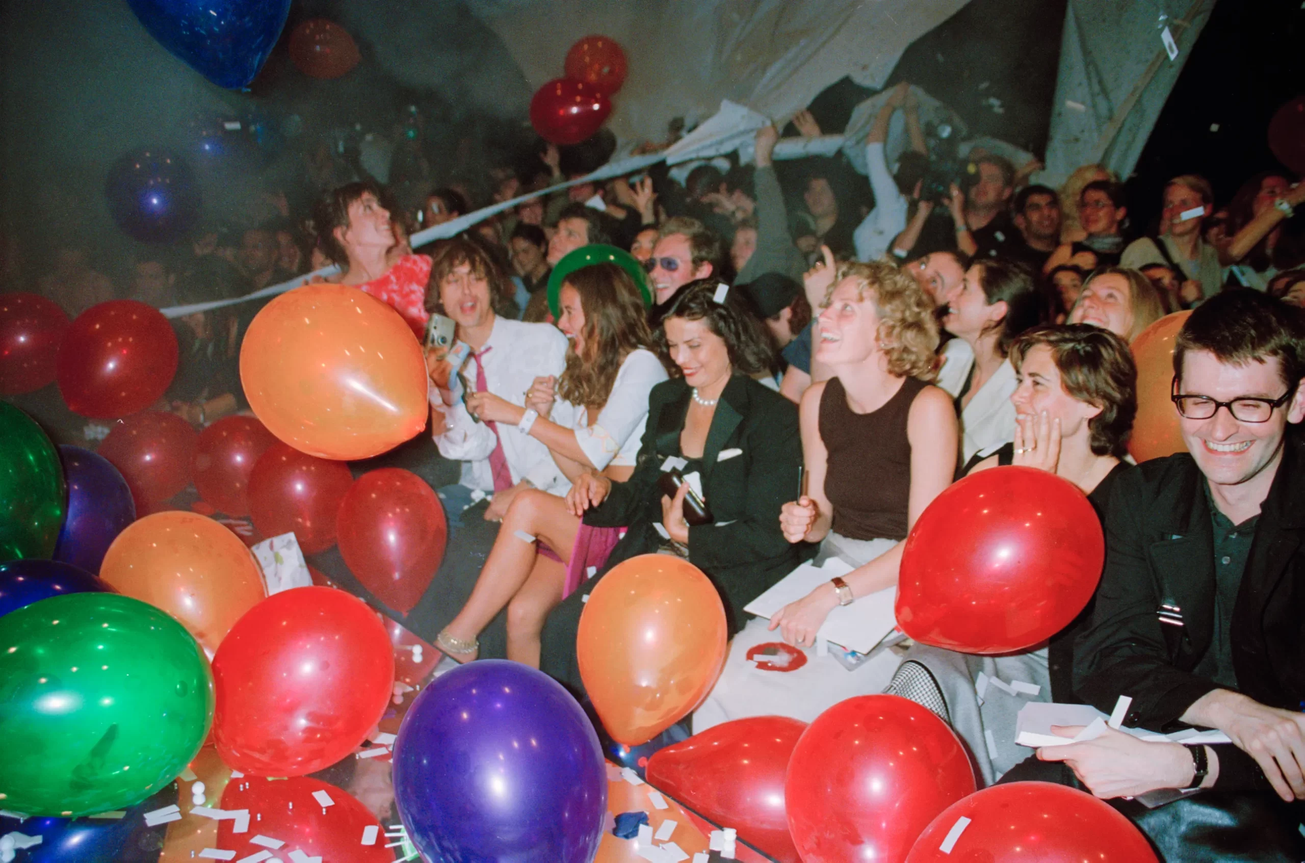 Jade Jagger, haar moeder Bianca Jagger en American Vogue’s Mark Holgate, bij de Julien MacDonald show in het Roundhouse in Camden in September 1999.