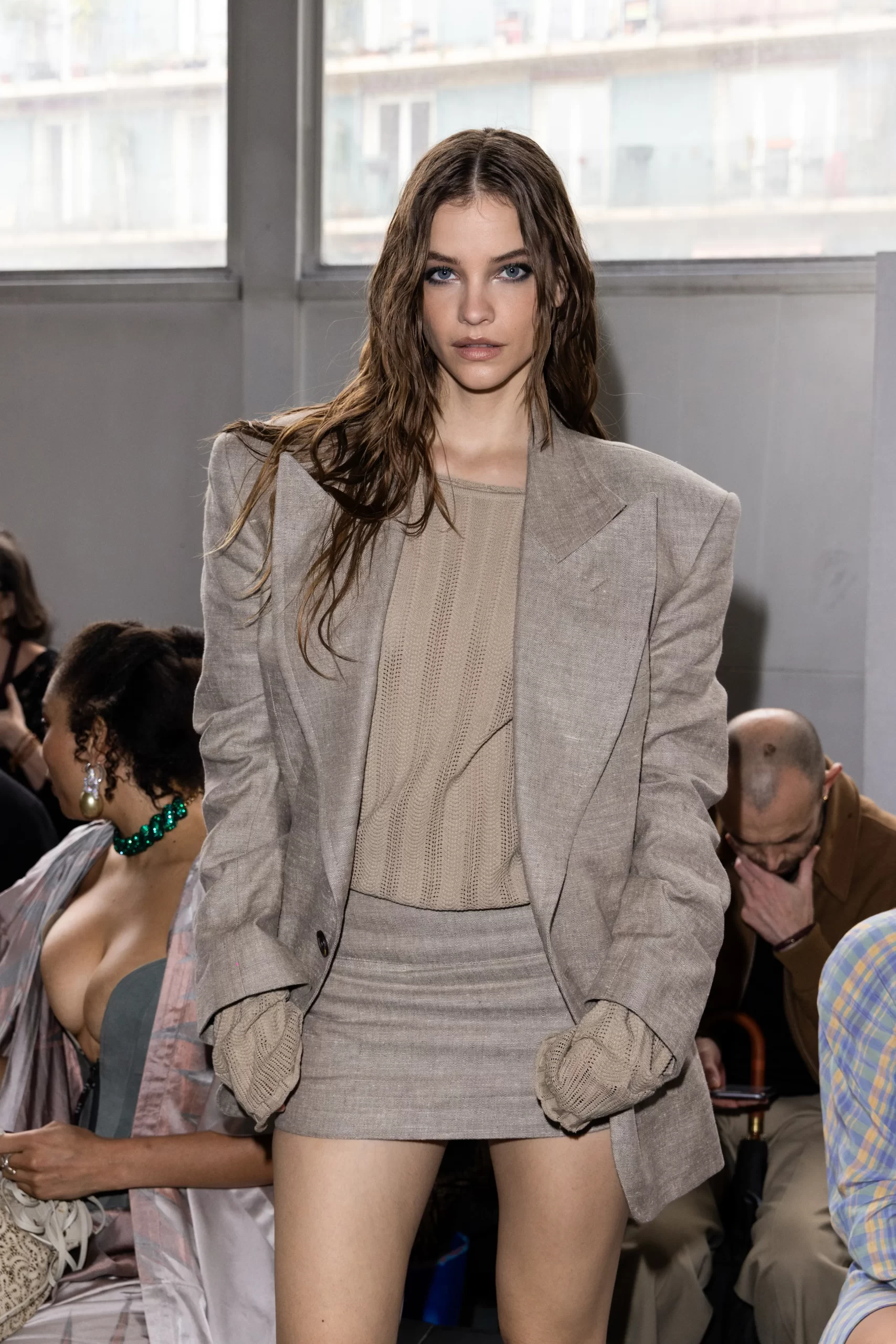 Barbara Palvin is een van de beroemdheden bij Paris Fashion Week herfst/winter 2024