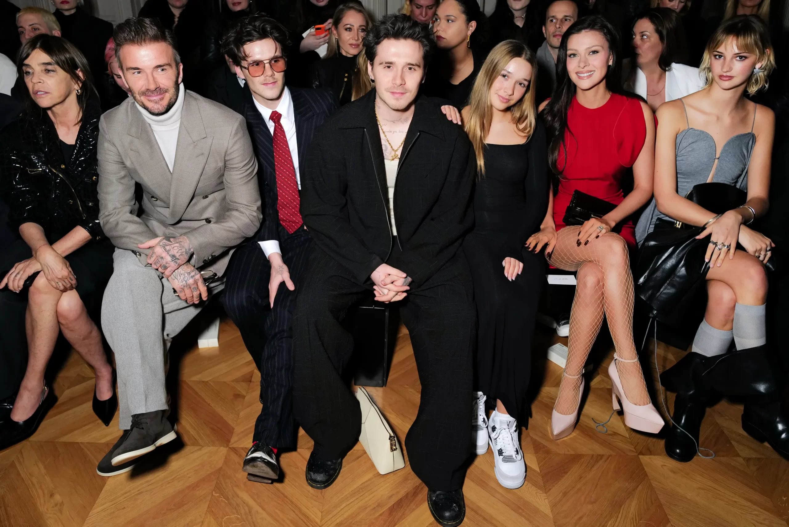 De Beckhams zijn een van de beroemdheden bij Paris Fashion Week herfst/winter 2024