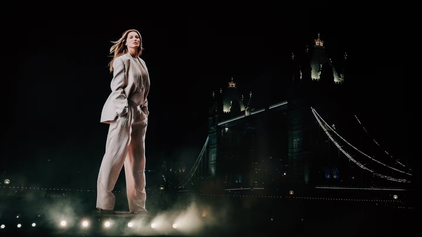Hologram van Gisele Bündchen voor Boss bij de Tower Bridge in London