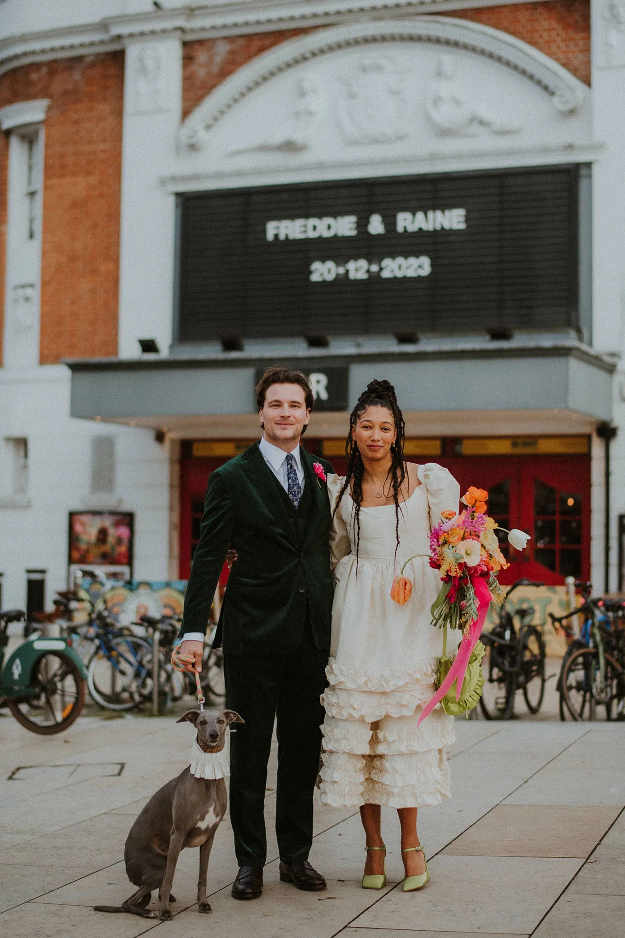 De bruiloft in filmthema van Raine Allen-Miller en Freddie Waters