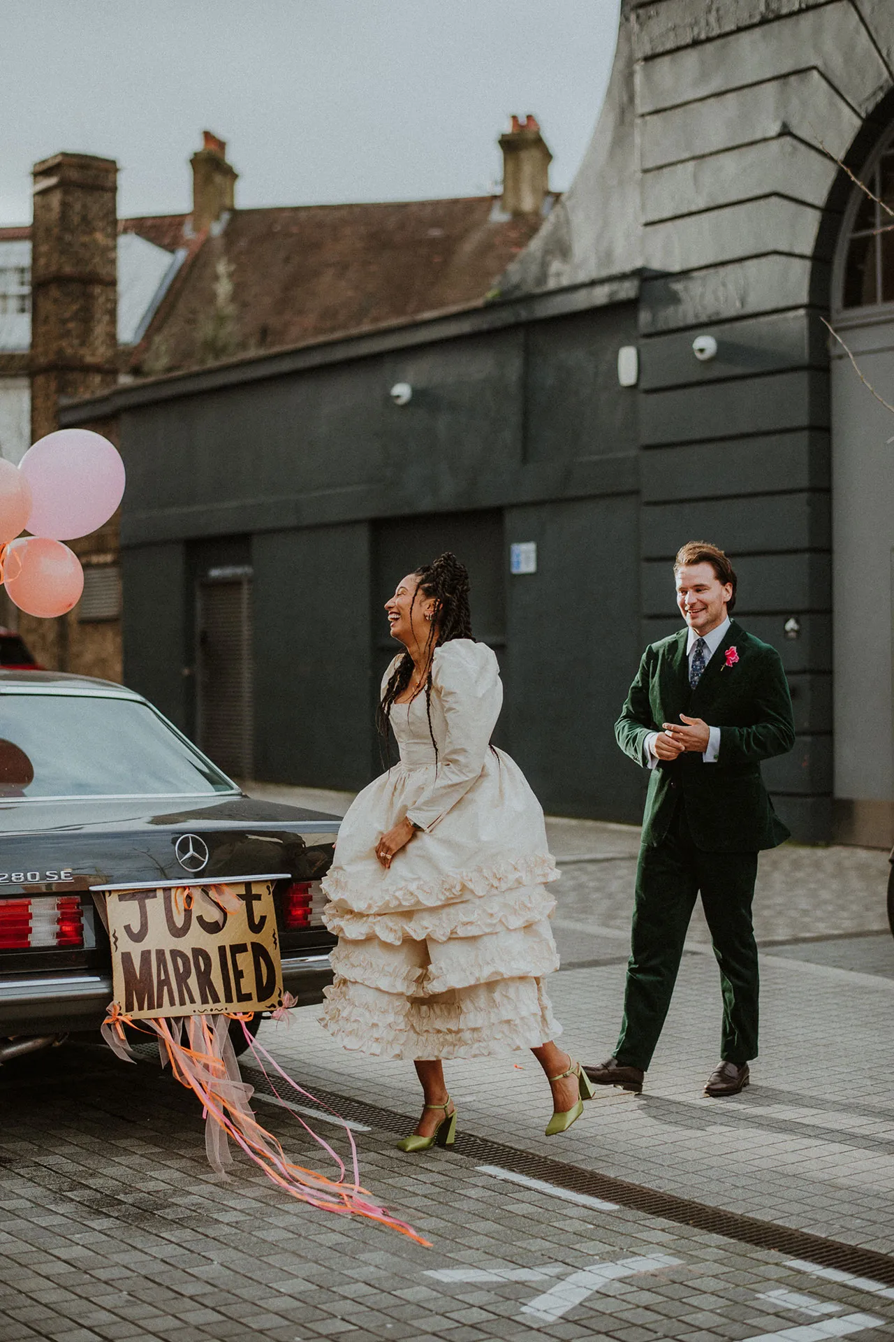 Raine en Freddie op hun trouwdag