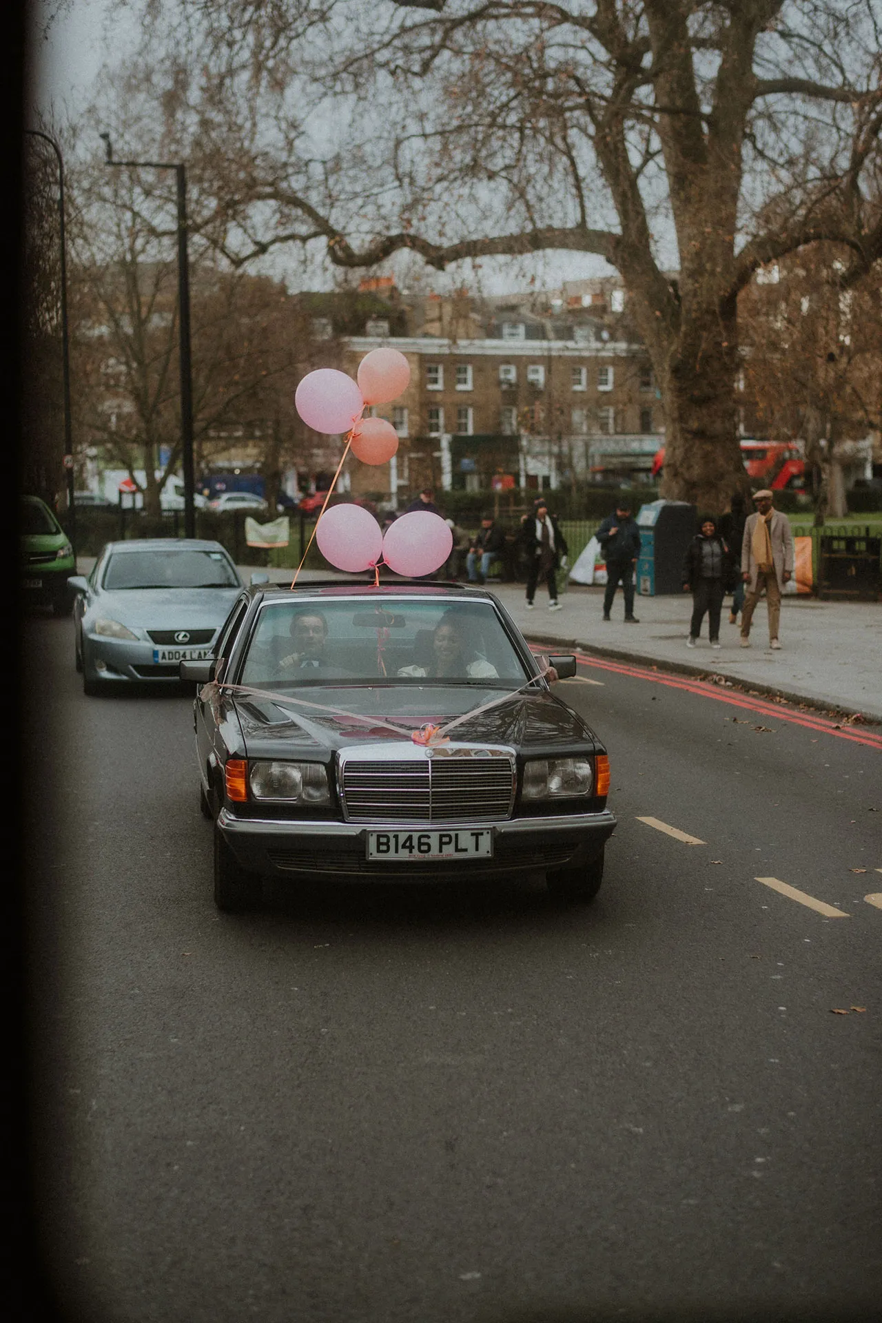 De bruiloft in filmthema van Raine Allen-Miller en Freddie Waters