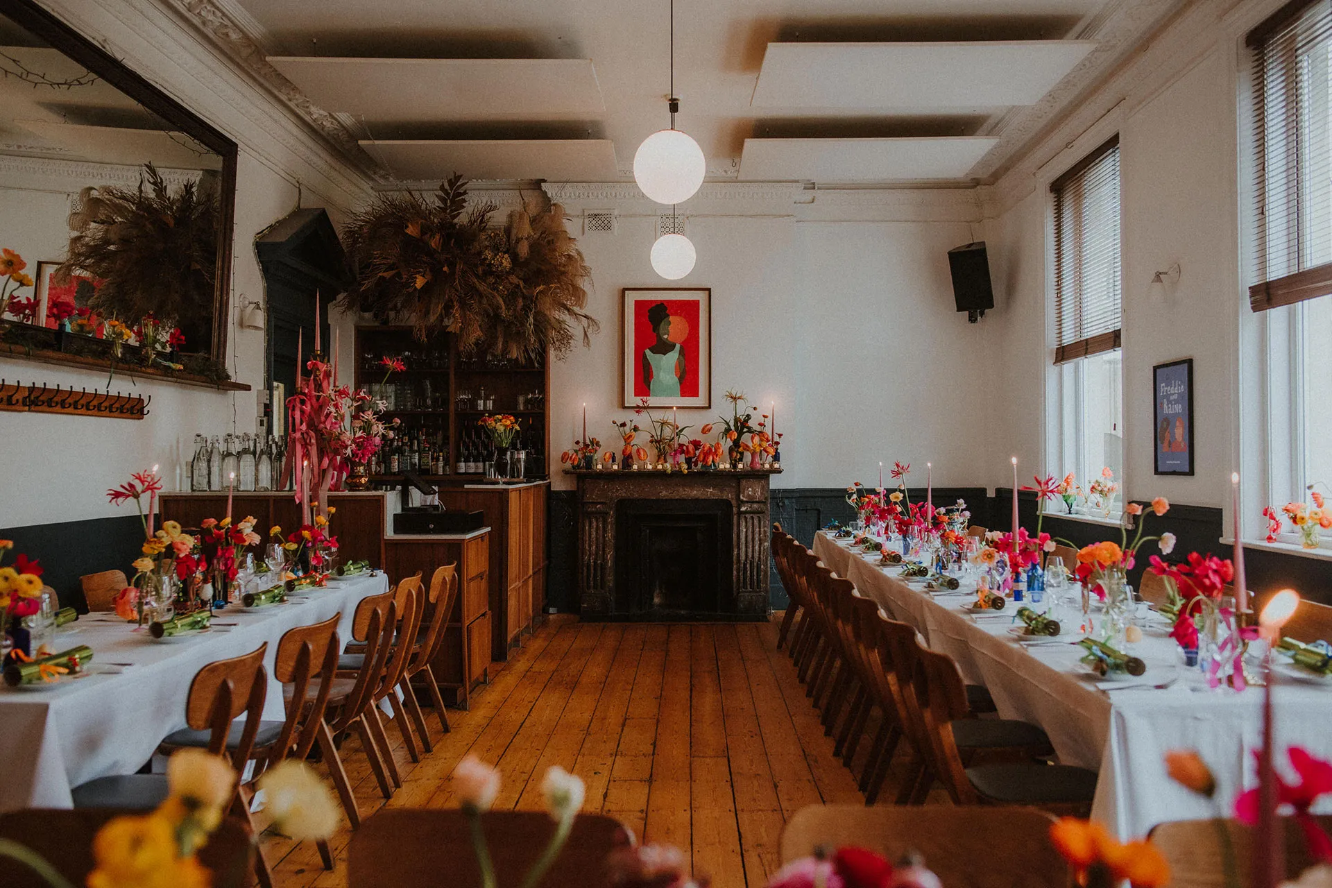 De bruiloft in filmthema van Raine Allen-Miller en Freddie Waters