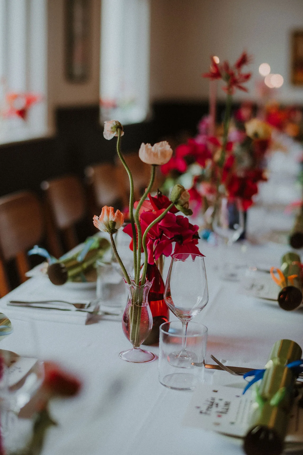 De bruiloft in filmthema van Raine Allen-Miller en Freddie Waters