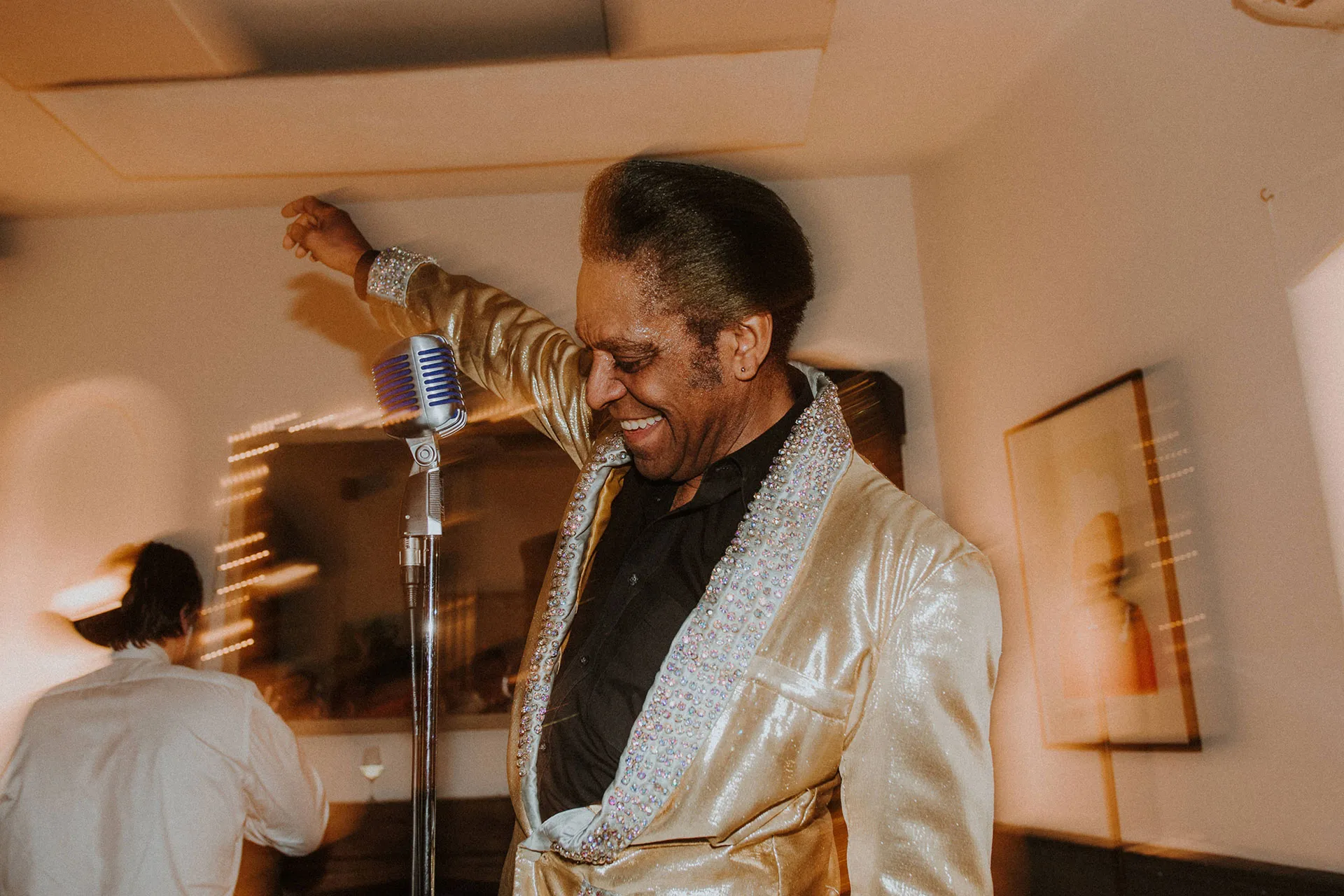 De bruiloft in filmthema van Raine Allen-Miller en Freddie Waters