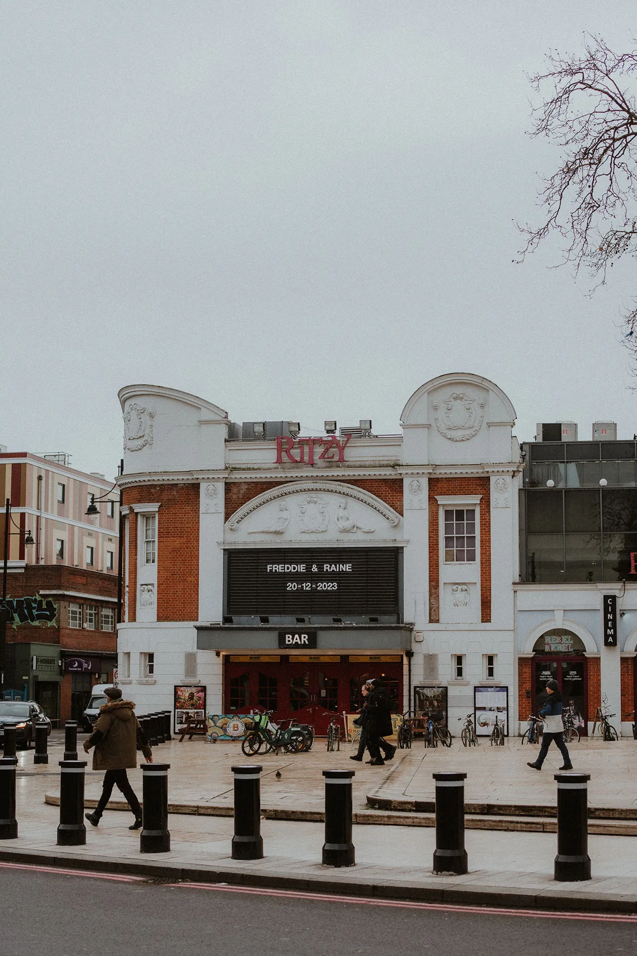 De bruiloft in filmthema van Raine Allen-Miller en Freddie Waters