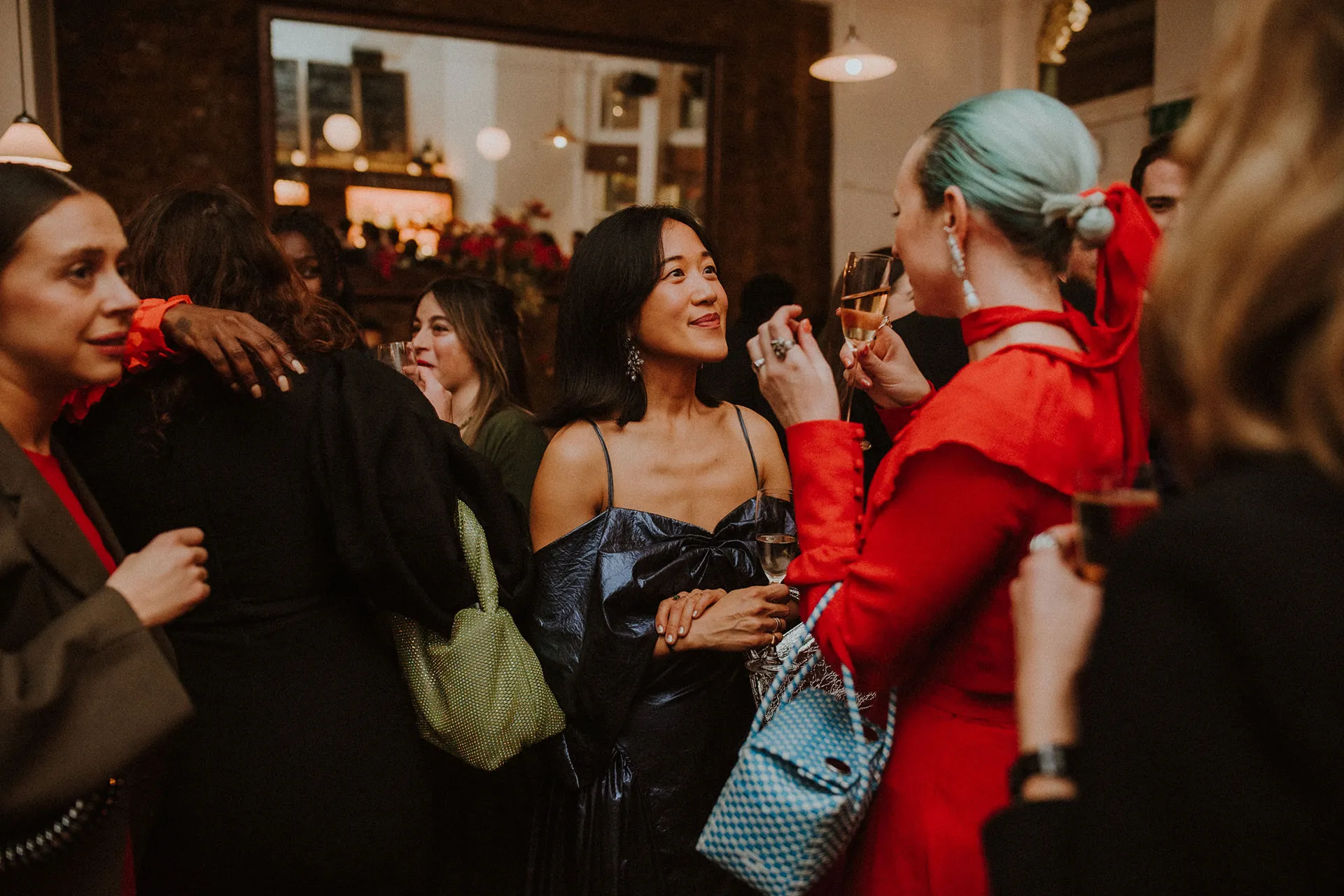 De bruiloft in filmthema van Raine Allen-Miller en Freddie Waters