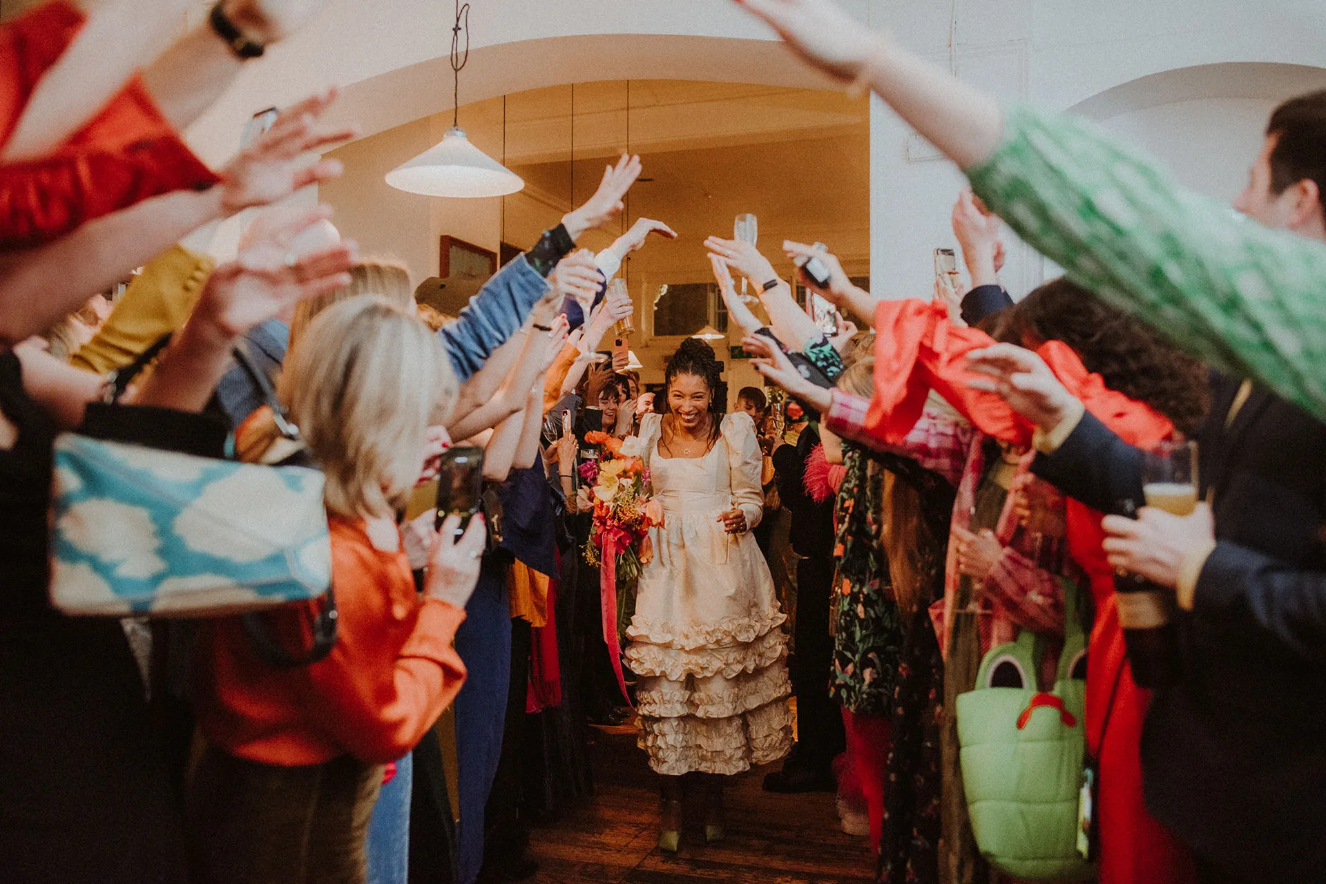 De bruiloft in filmthema van Raine Allen-Miller en Freddie Waters