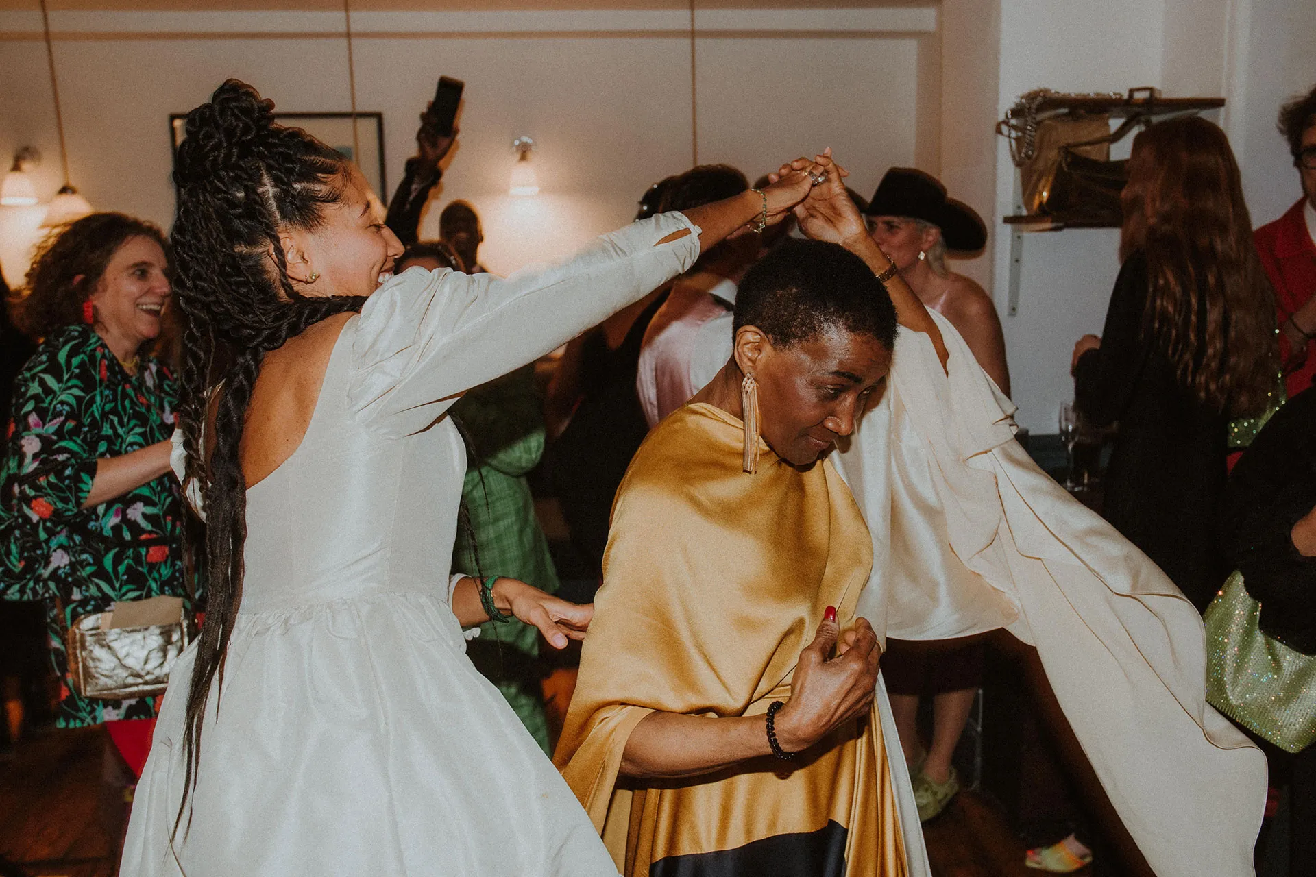 De bruiloft in filmthema van Raine Allen-Miller en Freddie Waters