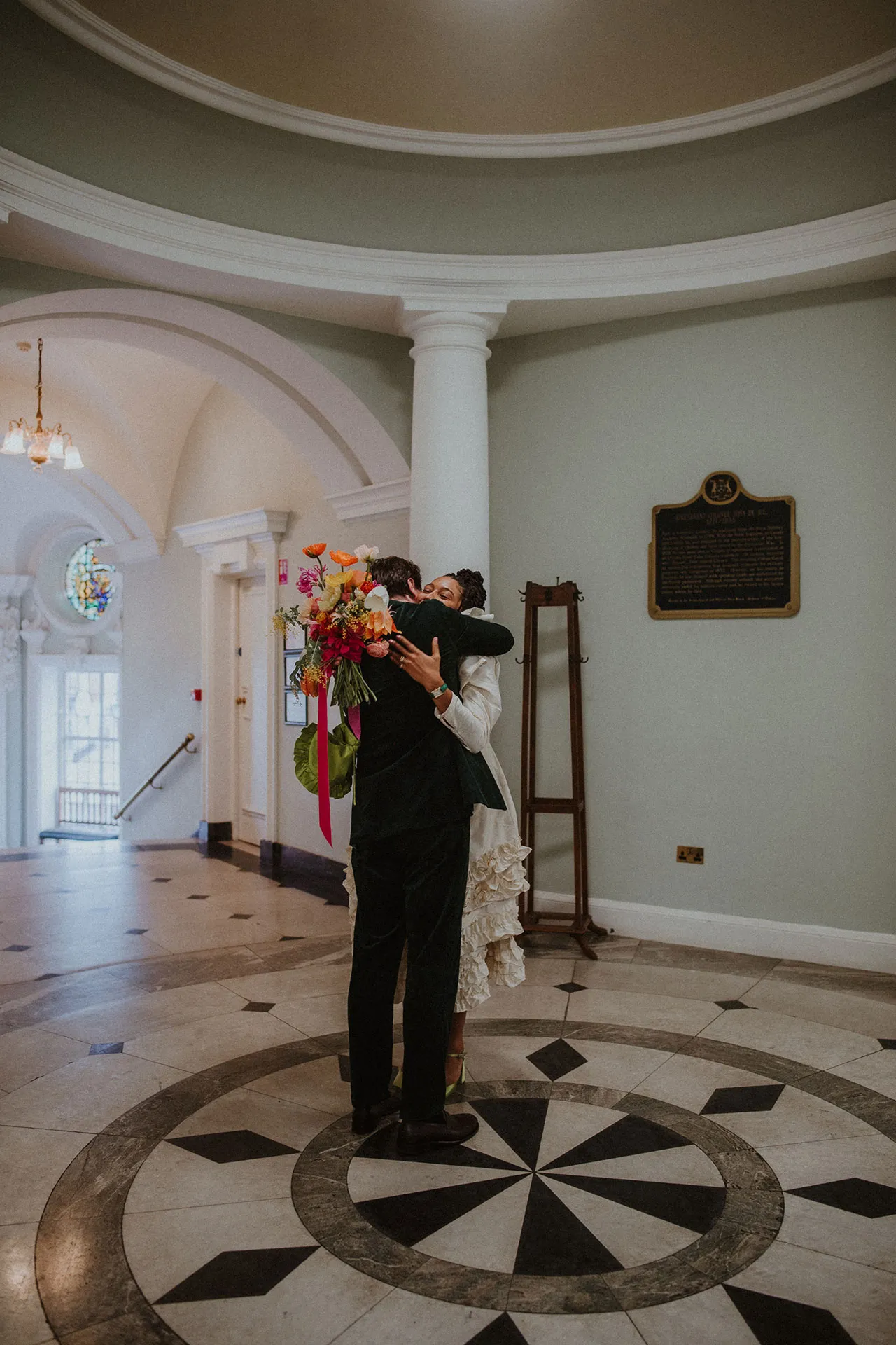 De bruiloft in filmthema van Raine Allen-Miller en Freddie Waters