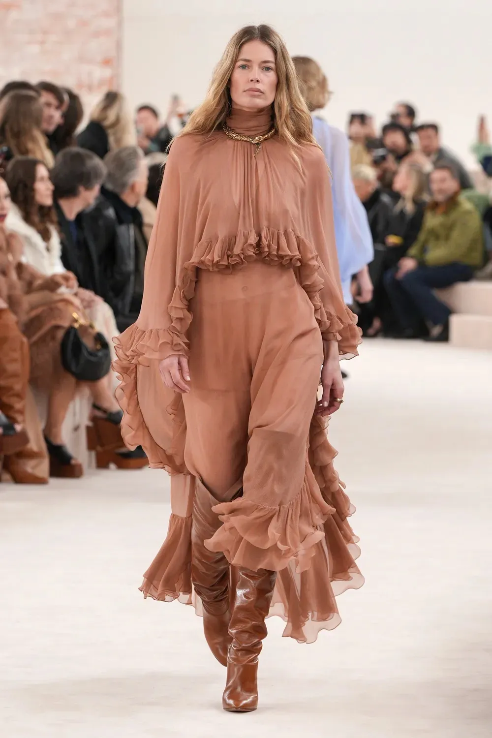 Doutzen Kroes op de catwalk bij de Chloé-show